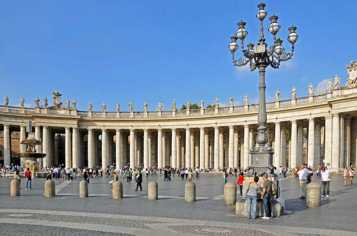 Place Saint-Pierre et colonnade du Bernin au petit matin